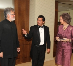 Su Majestad la Reina conversa con el compositor y pianista, Malek Jandali, y el director de la Orquesta Iuventas, Rubén Fernández