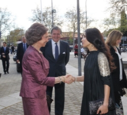 Doña Sofía es recibida a su llegada al Auditorio Nacional de Música por la Princesa Rola A. Al-Ghrair
