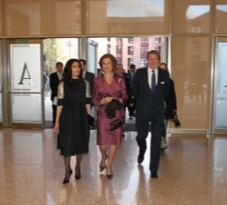 Su Majestad la Reina a su entrada al Auditorio Nacional de Música, acompañada por el secretario de Estado para la Unión Europea, Íñigo Méndez de Vigo,