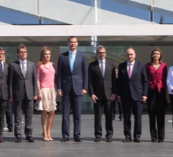 Don Felipe y Doña Letizia acompañados por el presidente de la Generalitat de Cataluña, el ministro del Interior, la delegada del Gobierno en Cataluña,