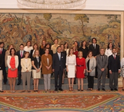 Doña Letizia acompañada de una representación de la revista "Mujer Hoy"
