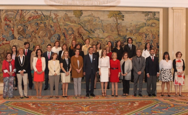 Doña Letizia acompañada de una representación de la revista "Mujer Hoy"