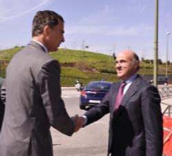 El Príncipe de Asturias recibe el saludo el ministro de Economía y Competitividad, Luis de Guindos