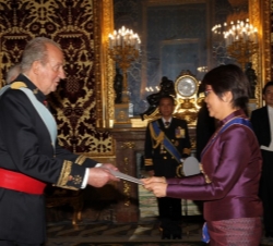 Su Majestad el Rey recibe la Carta Credencial de la embajadora del Reino de Tailandia, Busaya Mathelin