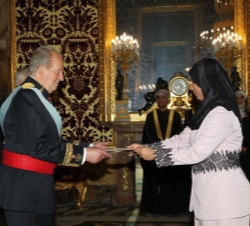 Don Juan Carlos recibe la Carta Credencial de la embajadora del Sultanato de Omán, Kifaya Khamis Miyah Al Raisi