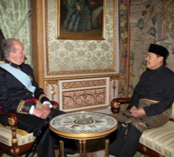 Don Juan Carlos conversa tras la entrega de la Carta Credencial con el embajador de Malasia, Kennedy Jawan