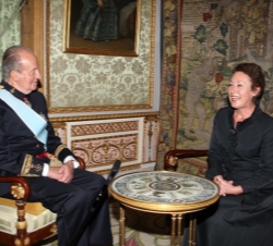 Su Majestad el Rey conversa tras la entrega de la Carta Credencial con la embajadora de la República Checa, Katerina Lukesova