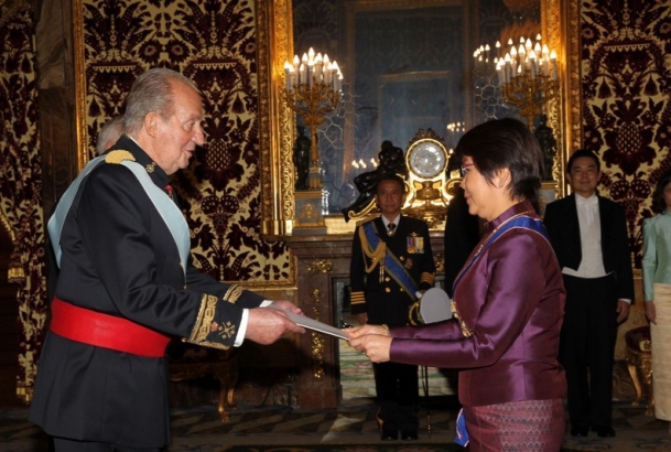 Su Majestad el Rey recibe la Carta Credencial de la embajadora del Reino de Tailandia, Busaya Mathelin