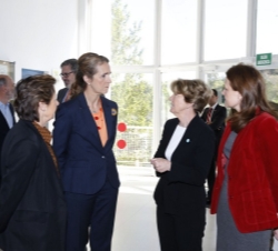 Doña Elena conversa con la secretaria de Estado de Educación, Formación Profesional y Universidades, la viceconsejera de Educación, Juventud y Deporte