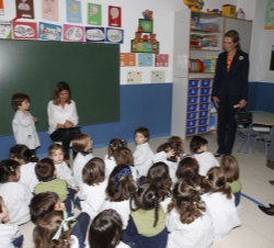 Su Alteza Real la Infanta Doña Elena, con unos alumnos del centro