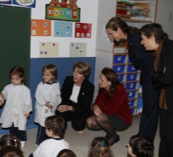 Doña Elena a su paso por una de las aulas durante su recorrido por el colegio Tres Olivos