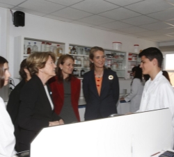 Su Alteza Real la Infanta Doña Elena conversa con un alumno del centro a su paso por una de las aulas