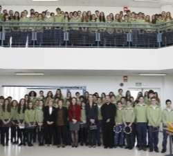 Fotografía de grupo de la Infanta Doña Elena, las autoridades presentes en el acto y de algunos de los alumnos del centro