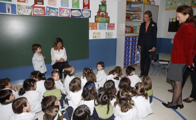 Su Alteza Real la Infanta Doña Elena, con unos alumnos del centro
