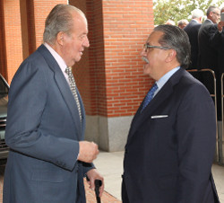 Don Juan Carlos conversa con el presidente del Consejo Superior de Cámaras de Comercio, Manuel Teruel Izquierdo