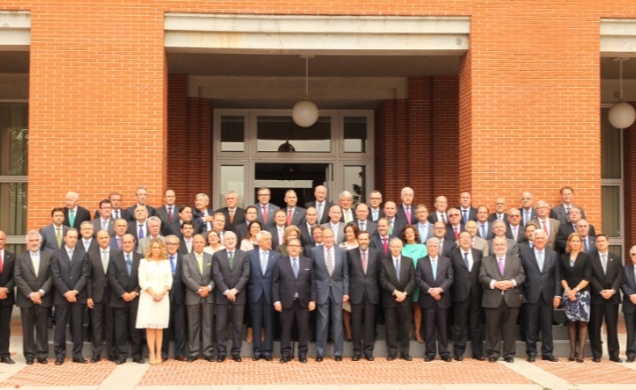 Su Majestad el Rey junto al Pleno del Consejo Superior de Cámaras de Comercio