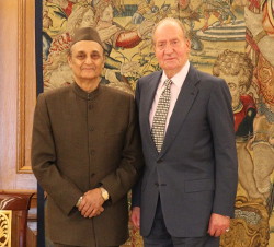 Su Majestad el Rey junto al presidente del Consejo Indio de Relaciones Culturales (ICCR), Sr. Karan Singh