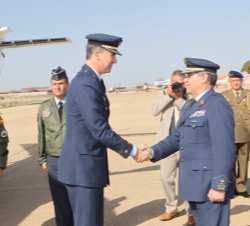 Su Alteza Real el Príncipe de Asturias a su llegada a la Maestraza Aérea de Albacete es recibido por el jefe del Estado Mayor del Ejército del Aire, g