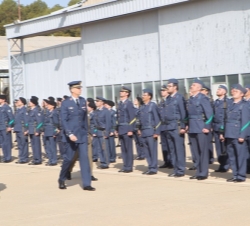 Don Felipe pasa revista a la Escuadrilla de Honores a su llegada a la Maestranza Aérea de Albacete