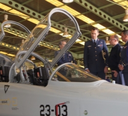 Don Felipe en el hangar de mantenimiento de aviones de combate, observa la cabina de un Northrop F-5M (AE.9)