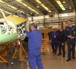 El Príncipe en el hangar de mantenimiento de aviones de combate, observa las labores de mantenimiento de un Northrop F-5M (AE.9)