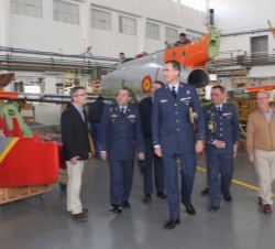 Su Alteza Real el Príncipe de Asturias recorre el hangar de mantenimiento de aviones de enseñanza CASA C-101 (E.25) 