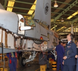 Don Felipe observa en el hangar de mantenimiento de aviones de combate un F-18 (C.15)
