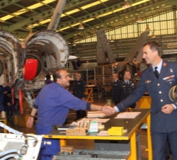 Su Alteza Real el Príncipe de Asturias saluda a uno de los trabajadores de la Maestranza Aérea de Albacete