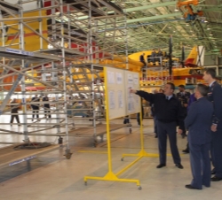 Su Alteza Real el Príncipe de Asturias durante su visita al hangar de mantenimiento de aviones contraincendios (UD.13 y UD.14)
