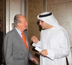 Don Juan Carlos conversa con Su Excelencia Khaldoon Al Mubarak, consejero delegado de Mubadala, en prensencia del ministro de Industria, Energía y Tur