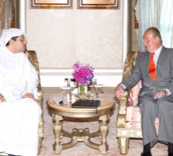 Su Majestad el Rey con Su Excelencia Khaldoon Al Mubarak, consejero delegado de Mubadala.