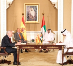Firma de acuerdos de cooperación entre el ministro de Asuntos Exteriores y de Cooperación español y su homólogo emiratí.