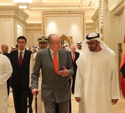 Su Majestad el Rey conversa con Su Alteza el Jeque Mohammed bin Zayed Al Nahyan, Príncipe Heredero de Abu Dhabi.