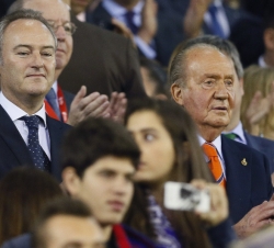Su Majestad el Rey, junto al presidente de la Generalitat Valenciana, Alberto Fabra, al término del partido final de la Copa de S.M. el Rey de Fútbol