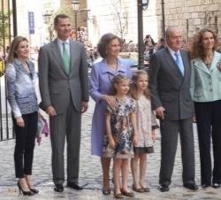 Los Reyes, los Príncipes de Asturias con sus hijas, Leonor y Sofía, y la Infanta Doña Elena.