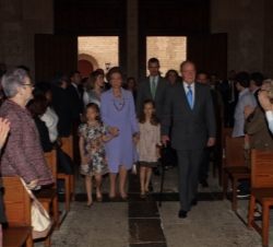Don Juan Carlos, Doña Sofía con sus nietas Leonor y Sofía, los Príncipes y Doña Elena, a su entrada a la seo palmesana.
