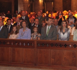 Los Reyes, los Príncipes de Asturias con sus hijas, Leonor y Sofía, y la Infanta Doña Elena, momentos antes de comenzar la Misa del Domingo de Resurre