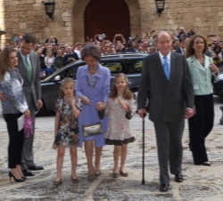 Los Reyes, los Príncipes y sus hijas y la Infanta Doña Elena, a su llegada a la Catedral.
