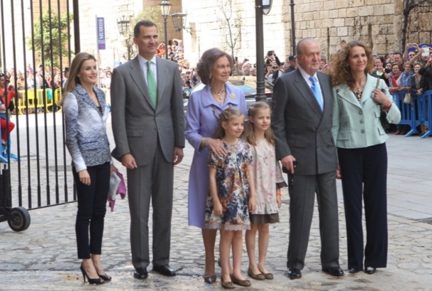 Los Reyes, los Príncipes de Asturias con sus hijas, Leonor y Sofía, y la Infanta Doña Elena.
