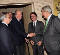 Don Juan Carlos recibe el saludo del Presidente del Congreso, Jesús Posada, en presencia de ex presidente del Gobierno, José María Aznar, el president