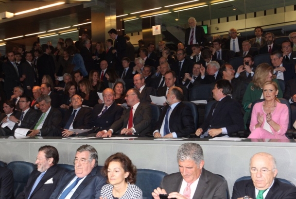 Su Majestad el Rey en el palco del Estadio Santiago Bernabéu, acompañado por las autoridades que asistieron al encuentro