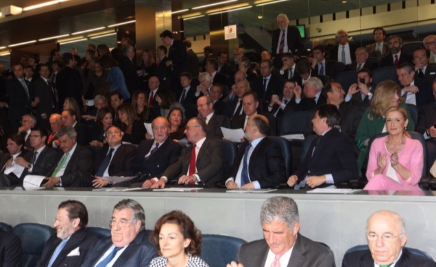 Su Majestad el Rey en el palco del Estadio Santiago Bernabéu, acompañado por las autoridades que asistieron al encuentro
