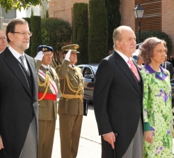 Sus Majestades los Reyes, durante los honores a su llegada, junto al presidente del Gobierno.