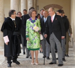 Los Reyes conversan con el rector de la Universidad de Alcalá, Fernando Galván.