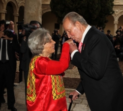 Don Juan Carlos saluda a Elena Poniatowska.