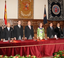 Los Reyes, con el presidente del Gobierno, el presidente de la Comunidad de Madrid, el ministro de Educación, Cultura y Deporte, el rector de la Unive