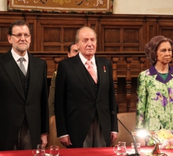 Don Juan Carlos y Doña Sofía, junto al presidente del Gobierno, durante la interpretación del Himno Nacional.