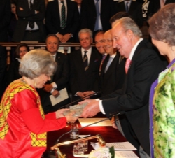Don Juan Carlos entrega la escultura del galardón a Elena Poniatowska.