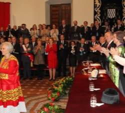 Elena Poniatowska recibe el aplauso de los asistentes, tras recibir el galardón de manos de Su Majestad el Rey.