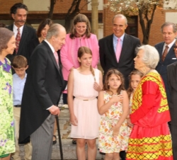 Don Juan Carlos y Doña Sofía conversan con Elena Poniatowska y sus familiares.